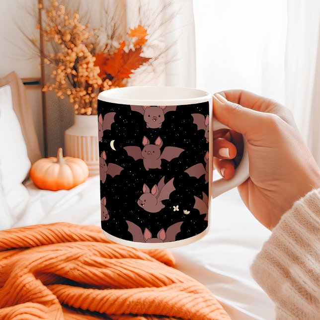 Niedliche Lila Halloween-Fledermäuse im nächtliche Kaffeetasse (Von Creator hochgeladen)