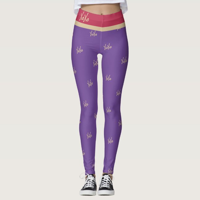 Niedliche Lila Magenta Gold XOXO Typografie Leggings (Vorderseite)