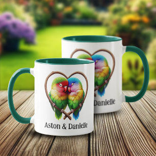 Niedliche Lovebirds Kuddeln in einem herzförmigen  Tasse