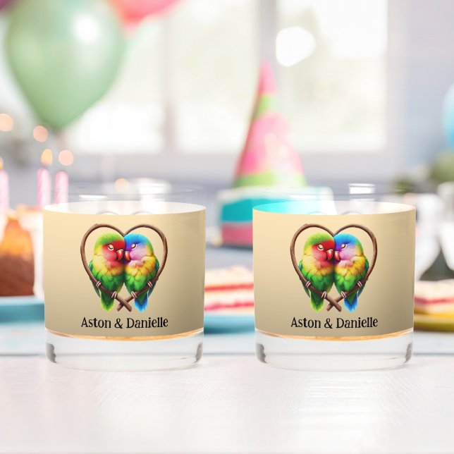 Niedliche Lovebirds Kuddeln in einem herzförmigen  Whiskyglas (Insitu (Geburtstag))