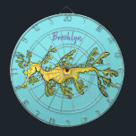 Niedliche, lustige Cartoon-Illustration eines Seed Dartscheibe<br><div class="desc">Unser farbenfroher,  üppiger Seedrache zeichnete im lustigen Cartoon-Stil - der faszinierendste,  einzigartige Kapitän der Verkleidung in der Fischwelt.</div>