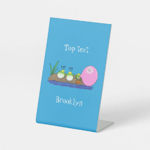 Niedliche lustige Froschbläschen-Cartoon-Abbildung Sockelschild