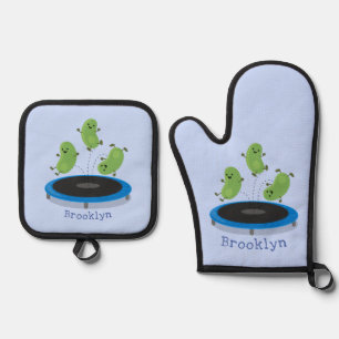 Niedliche, lustige grüne Bohnen auf Trampolin-Cart Ofenhandschuh & Topflappen-Set