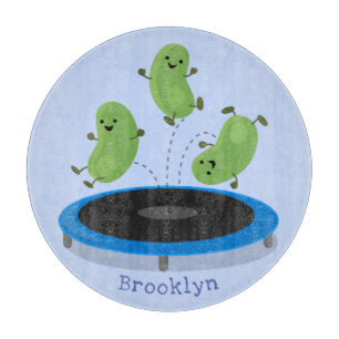 Niedliche, lustige grüne Bohnen auf Trampolin-Cart Schneidebrett