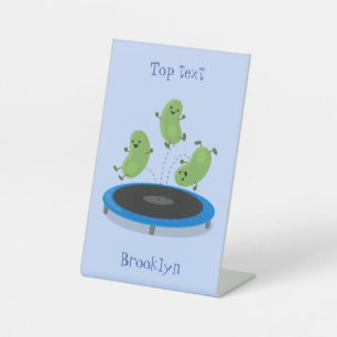 Niedliche, lustige grüne Bohnen auf Trampolin-Cart Sockelschild