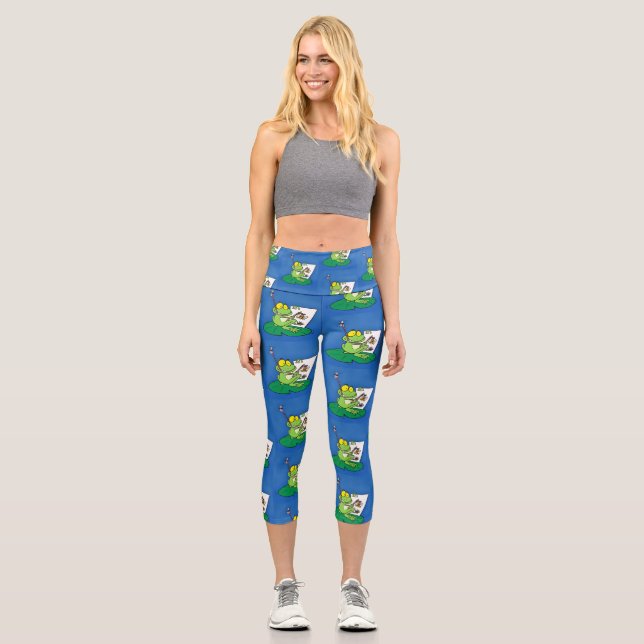 Niedliche, lustige, grüne Froschszene Cartoon-Abbi Capri Leggings (Vorderseite)