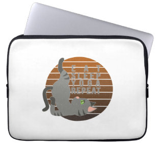 Niedliche lustige Katze, die Yoga macht. lustiges Laptopschutzhülle