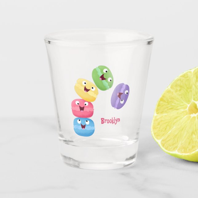 Niedliche Macaros Cartoon Illustration Schnapsglas (Vorderseite)