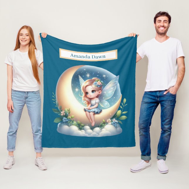 Niedliche Mädchenmärchenfreunde tragen ihren Namen Fleecedecke (Beispiel)