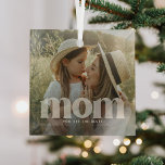 Niedliche Mama-Overlay-Foto Ornament Aus Glas<br><div class="desc">Niedliche Mama Weihnachtsglas-Ornament. Design mit einem Foto Ihrer Wahl mit dem Text 'MAMA' in trendiger,  transparenter Schrift am Ende mit einer zusätzlichen Zeile,  um Text hinzuzufügen,  ob es sich um eine persönliche Nachricht,  d.h. wir Liebe Sie,  glückliche Mutter Tag,  fröhliche Weihnachten oder Kindernamen etc.</div>