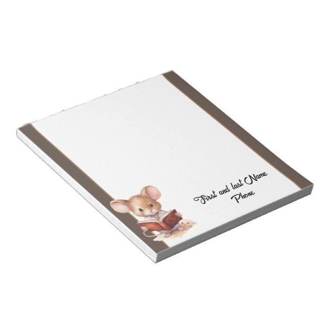 Niedliche Maus mit Buch Notizblock (angewinkelt)