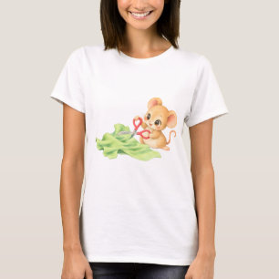 Niedliche Maus schneidet Stoff zu T-Shirt