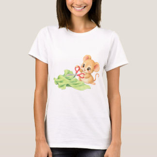 Niedliche Maus schneidet Stoff zu T-Shirt