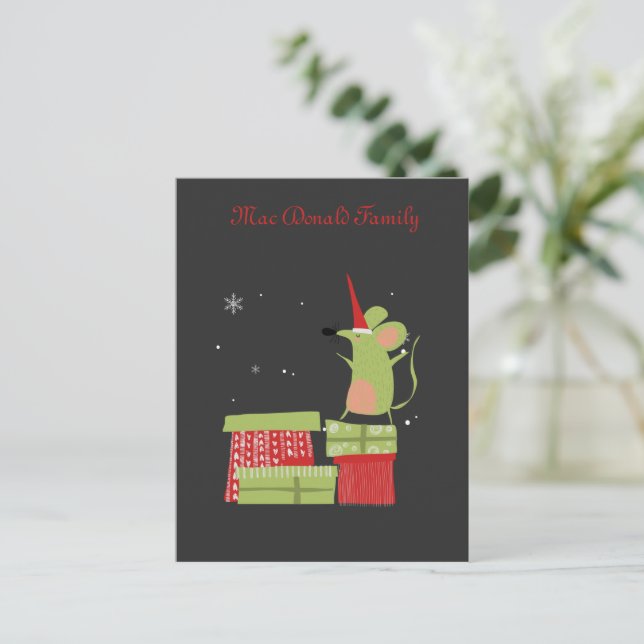 Niedliche Maus über Weihnachtsgeschenke Postkarte (Stehend Vorderseite)
