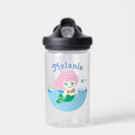 Niedliche Meerjungfrau mit rosa Haar Personalisier Trinkflasche<br><div class="desc">Ein hübscher Cartoon aus einer Meerjungfrau mit rosa Haaren und blauen Augen. Personalisierte Kinderflasche.</div>