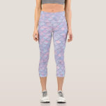 Niedliche Meerjungfrauenskala, magische Meereskrea Capri Leggings<br><div class="desc">Super niedliche, hochwertige, komfortable, hochauflösende Capri-Leggings mit einem Muster aus blauen, rosa und lila Mermaid-Skalen. Fügen Sie benutzerdefinierten Text, Monogramm, etc. zu personalisieren. Perfekt für das Arbeiten, das Aufhängen, Festivals, Kostüme und vieles mehr.</div>