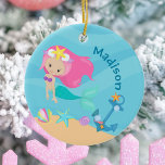 Niedliche Mermaid Girl Beach Geburtstagsparty Cust Keramik Ornament<br><div class="desc">Niedliches Weihnachtsgeschenk für Meerjungfrau,  das ein zauberhaftes,  rosa haariges Mädchen mit einem coolen aquamarinen Schwanz beherbergt,  das neben schönen Muscheln im Ozean schwimmt. Cooles Geschenk für ein Strandmädchen,  das schwimmen Lieben.</div>