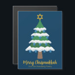 Niedliche Merry Chrismukkah Tree Magnet-Karten Magnetkarte<br><div class="desc">Diese niedliche Merry Chrismukkah-Magnetkarte zeichnet sich durch einen grünen Weihnachtsbaum aus,  der mit blauen dreidel-Ornamenten geschmückt ist,  und einen goldenen Jüdischen David-Stern an der Spitze für Hanukkah aus,  um die zwei Ferien für eine Familie zu kombinieren,  die beide feiert. Coole Magnete.</div>