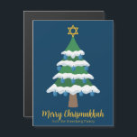 Niedliche Merry Chrismukkah Tree Magnet-Karten Magnetkarte<br><div class="desc">Diese niedliche Merry Chrismukkah-Magnetkarte zeichnet sich durch einen grünen Weihnachtsbaum aus,  der mit blauen dreidel-Ornamenten geschmückt ist,  und einen goldenen Jüdischen David-Stern an der Spitze für Hanukkah aus,  um die zwei Ferien für eine Familie zu kombinieren,  die beide feiert. Coole Magnete.</div>