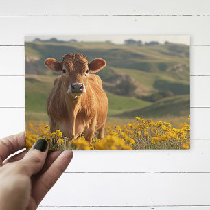 Niedliche Milchkuh Gelbe Wildblumen Postkarte