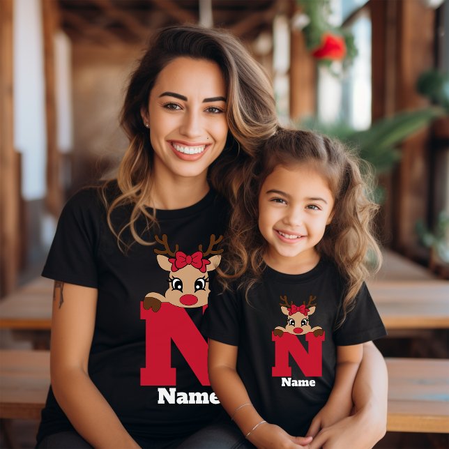Niedliche Mit Monogramm Weihnachtsfamilie mit Name T-Shirt (Von Creator hochgeladen)