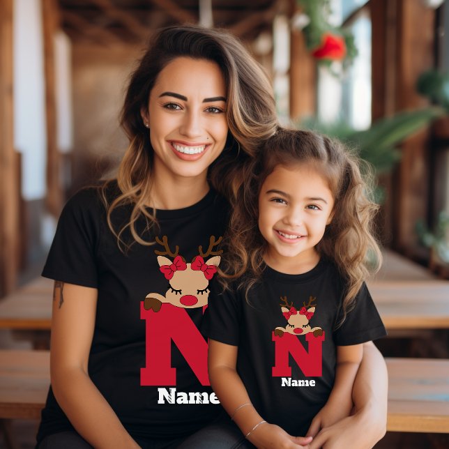 Niedliche Mit Monogramm Weihnachtsfamilie mit Name T-Shirt (Von Creator hochgeladen)