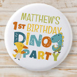 Niedliche moderne Dino Dinosaur Kid's Geburtstagsp Button<br><div class="desc">Besteht aus lustigen Sans Serif handgeschriebene Typografie; Niedliche T-REX Dinosaurier im Hintergrund. Entworfen von Select Party Supplies,  exklusiv für Zazzle. Abrufbar unter: http://www.zazzle.com/store/selectpartysupplies</div>