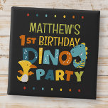 Niedliche moderne Dino Dinosaur Kid's Geburtstagsp Button<br><div class="desc">Besteht aus lustigen Sans Serif handgeschriebene Typografie; Niedliche T-REX Dinosaurier im Hintergrund. Entworfen von Select Party Supplies,  exklusiv für Zazzle. Abrufbar unter: http://www.zazzle.com/store/selectpartysupplies</div>