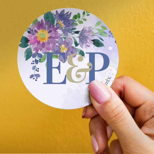 Niedliche Monogram Schöne Lila Blumenhochzeit Runder Aufkleber (Von Creator hochgeladen)