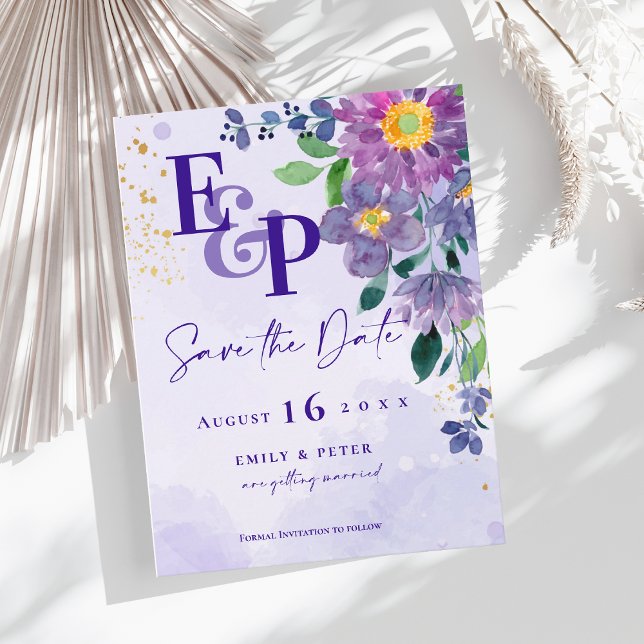 Niedliche Monogramm Lila Blumenzehen speichern das Postkarte (Pretty Purple Blue Floral Wedding Save the Date Postcard)
