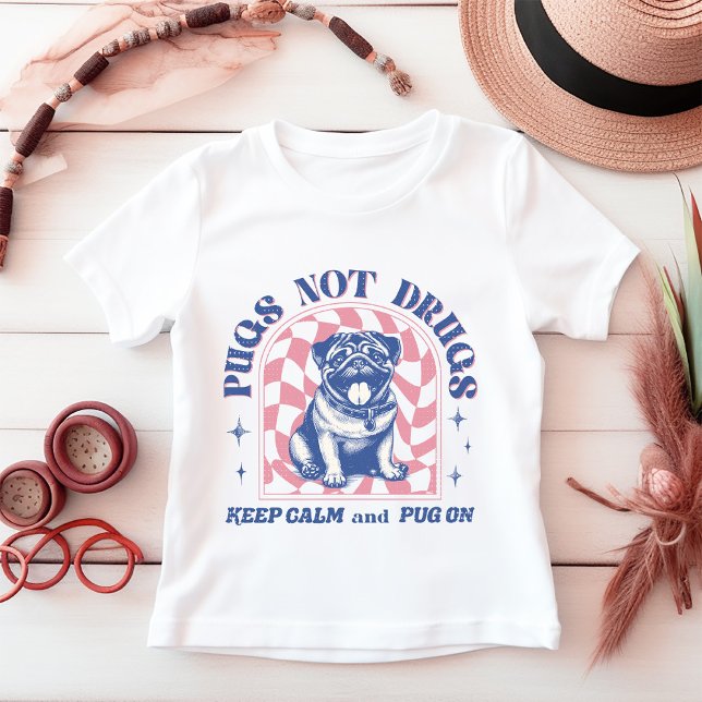 Niedliche "Mops not drogs" Retro Pastellfarben Ros Baby T-shirt (This fun design showcases an adorable retro pug with muted pink and colors.)
