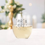 Niedliche Mr. and Mrs. Newlywed Weinglas Ohne Stiel<br><div class="desc">Geschenk für die Neuvermählten. Niedlicher typografischer Schriftart,  der "Mr. Und Mrs." mit Sternen herum. Sie können unten Ihren Familiennamen und Ihr Hochzeitstermin hinzufügen.</div>