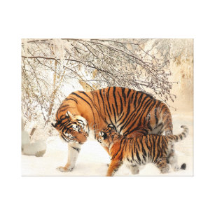 Niedliche Mutter Tiger mit Baby im Schnee Leinwanddruck