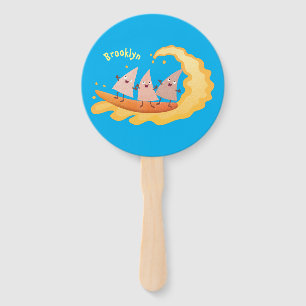 Niedliche nachos-Maischips beim Surfen Cartoon Fächer