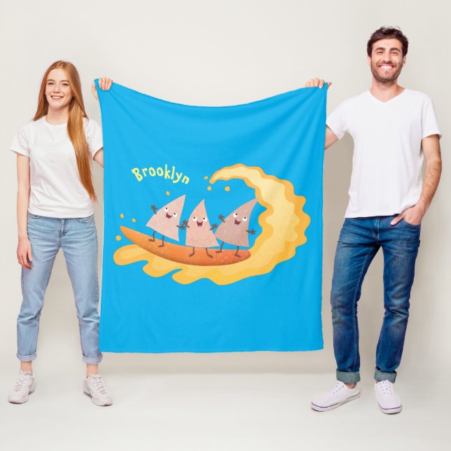 Niedliche nachos-Maischips beim Surfen Cartoon Fleecedecke (Beispiel)
