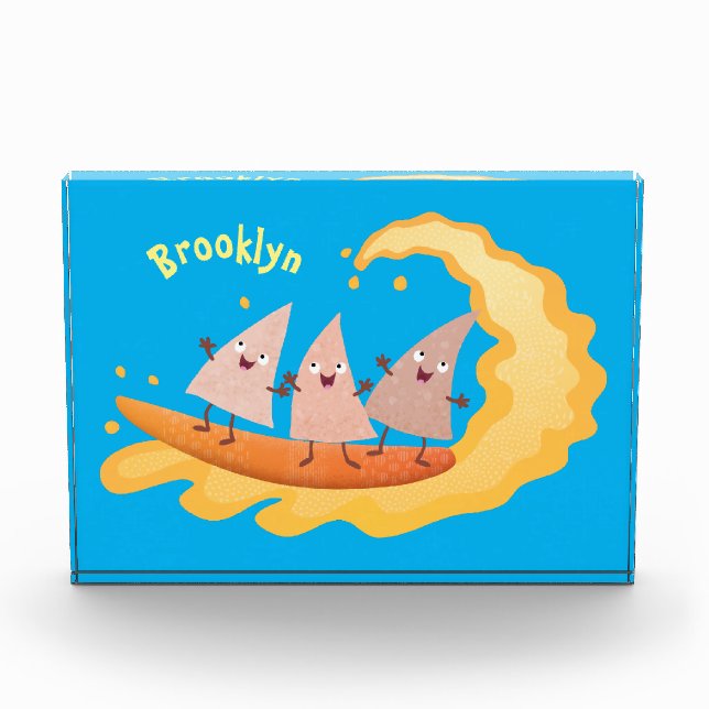 Niedliche nachos-Maischips beim Surfen Cartoon Fotoblock (Vorderseite)