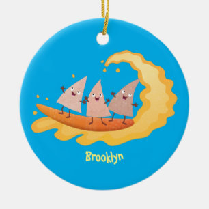 Niedliche nachos-Maischips beim Surfen Cartoon Keramik Ornament
