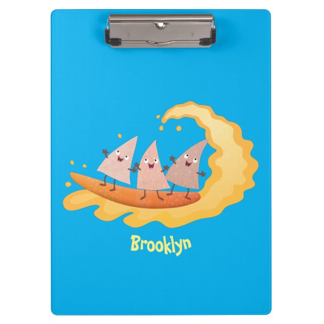 Niedliche nachos-Maischips beim Surfen Cartoon Klemmbrett (Vorderseite)