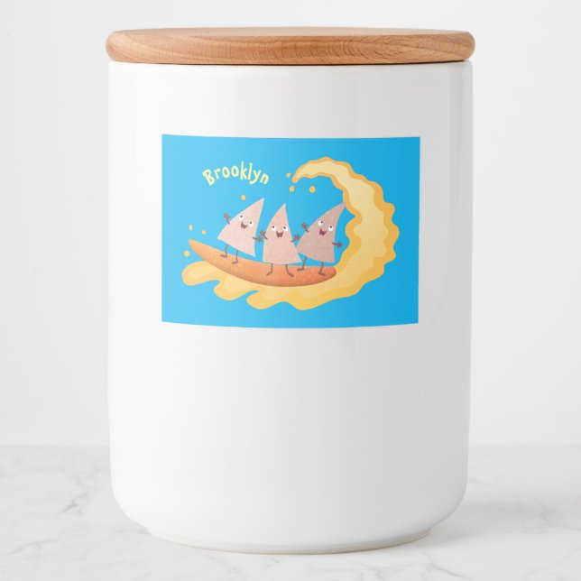 Niedliche nachos-Maischips beim Surfen Cartoon Lebensmitteletikett (Vorderseite)