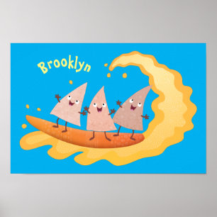 Niedliche nachos-Maischips beim Surfen Cartoon Poster