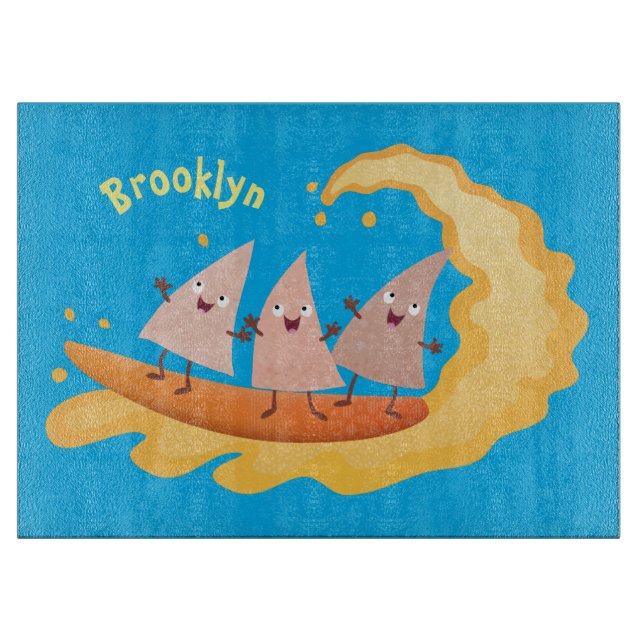 Niedliche nachos-Maischips beim Surfen Cartoon Schneidebrett (Vorderseite)