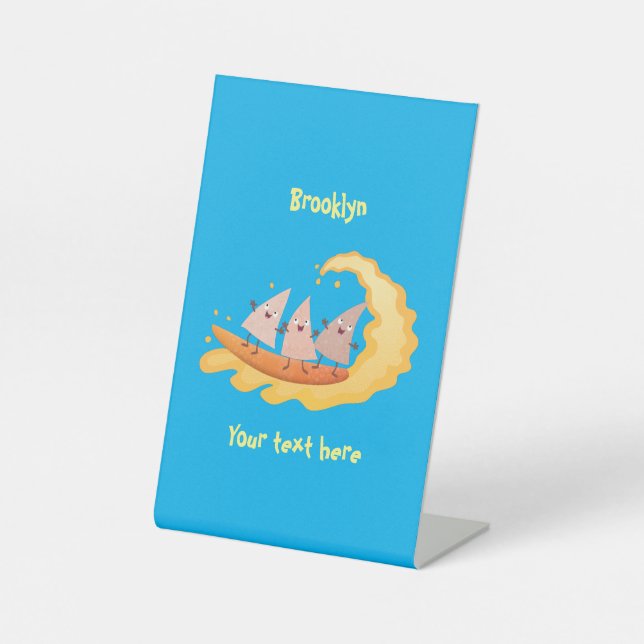 Niedliche nachos-Maischips beim Surfen Cartoon Sockelschild (Vorderseite)