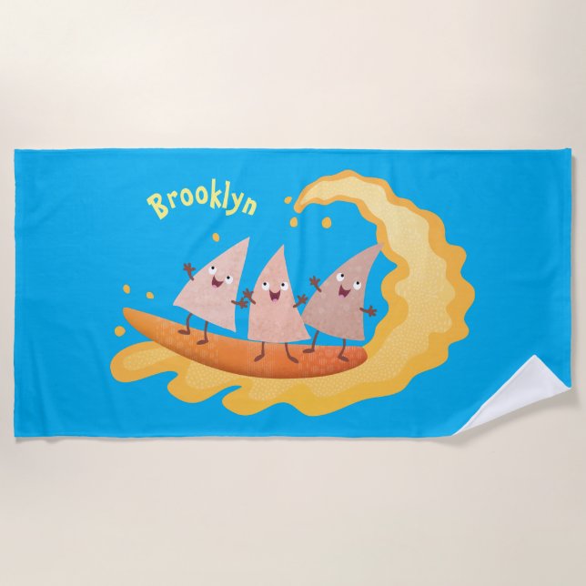 Niedliche nachos-Maischips beim Surfen Cartoon Strandtuch (Vorderseite)