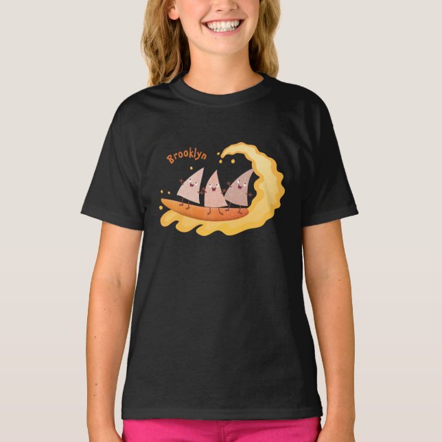 Niedliche nachos-Maischips beim Surfen Cartoon T-Shirt (Vorderseite)