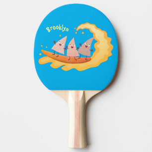 Niedliche nachos-Maischips beim Surfen Cartoon Tischtennis Schläger