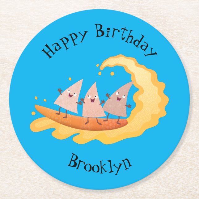 Niedliche nachos-Maischips beim Surfen Runder Pappuntersetzer (Vorderseite)