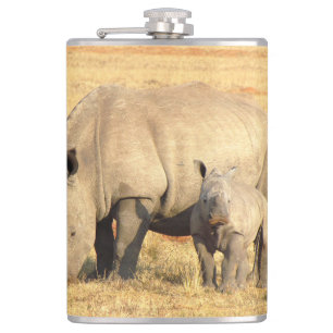 Niedliche Nashörner in Afrika Flachmann