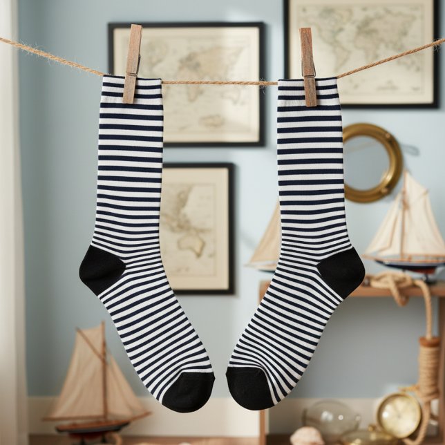 Niedliche Navy Blue und White Strick Socken (Navy Blue and White Striped Socks for Him for Father's Day. Stylish Stripes Pattern with Pinstripes.)