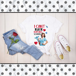 Niedliche Nostalgie-Krankenschwester Pinup in der T-Shirt