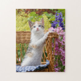 Niedliche Nosy Baby Cat Kitten in einem blühenden  Puzzle